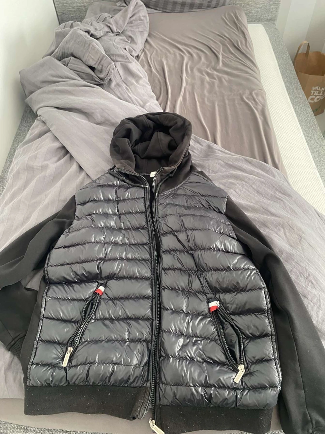 Svart pufferjacka från Moncler med huva - 1