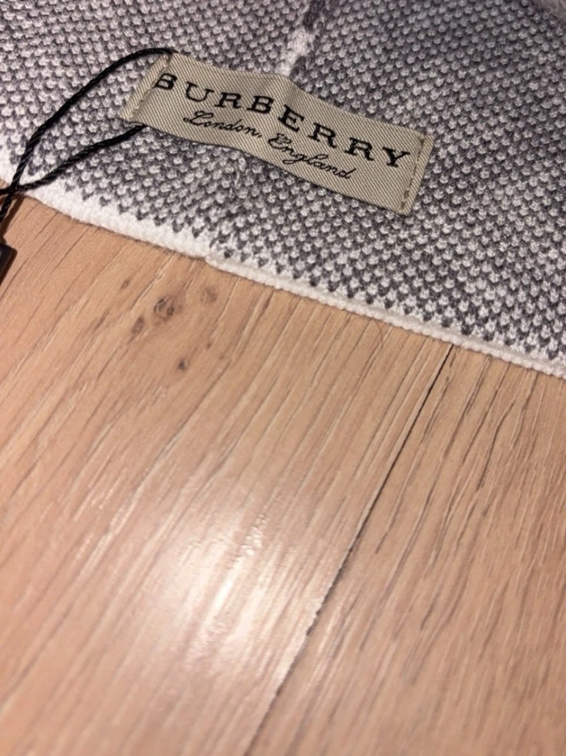 Burberry mönstrad mössa i grått och vitt - 1