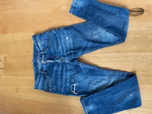 Dsquared2 jeans Ge Prisförslag - Feta jeans inför vintern, snygga slitningar för 12 år. För ca 145-158. Ge prisförslag.