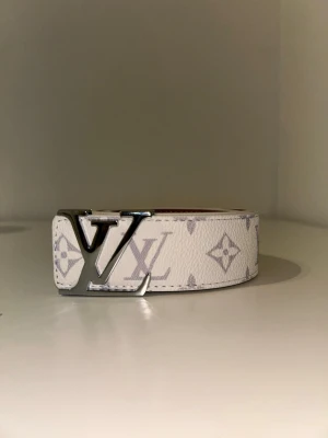 Vit bälte  - Snyggt bälte, vit, 7 st i lager, oöppnad 