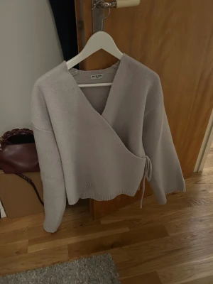Grå/beige kofta från meet me there - Super fin cardigan Meet Me There, storlek xxs/xs men passar perfekt som en S!!💕💕