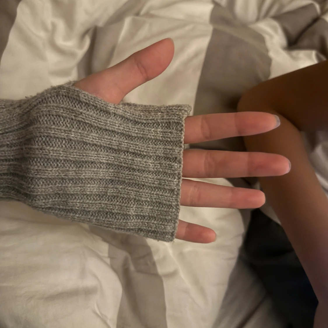 Ett par grå ribbstickade fingerlösa vantar - 3