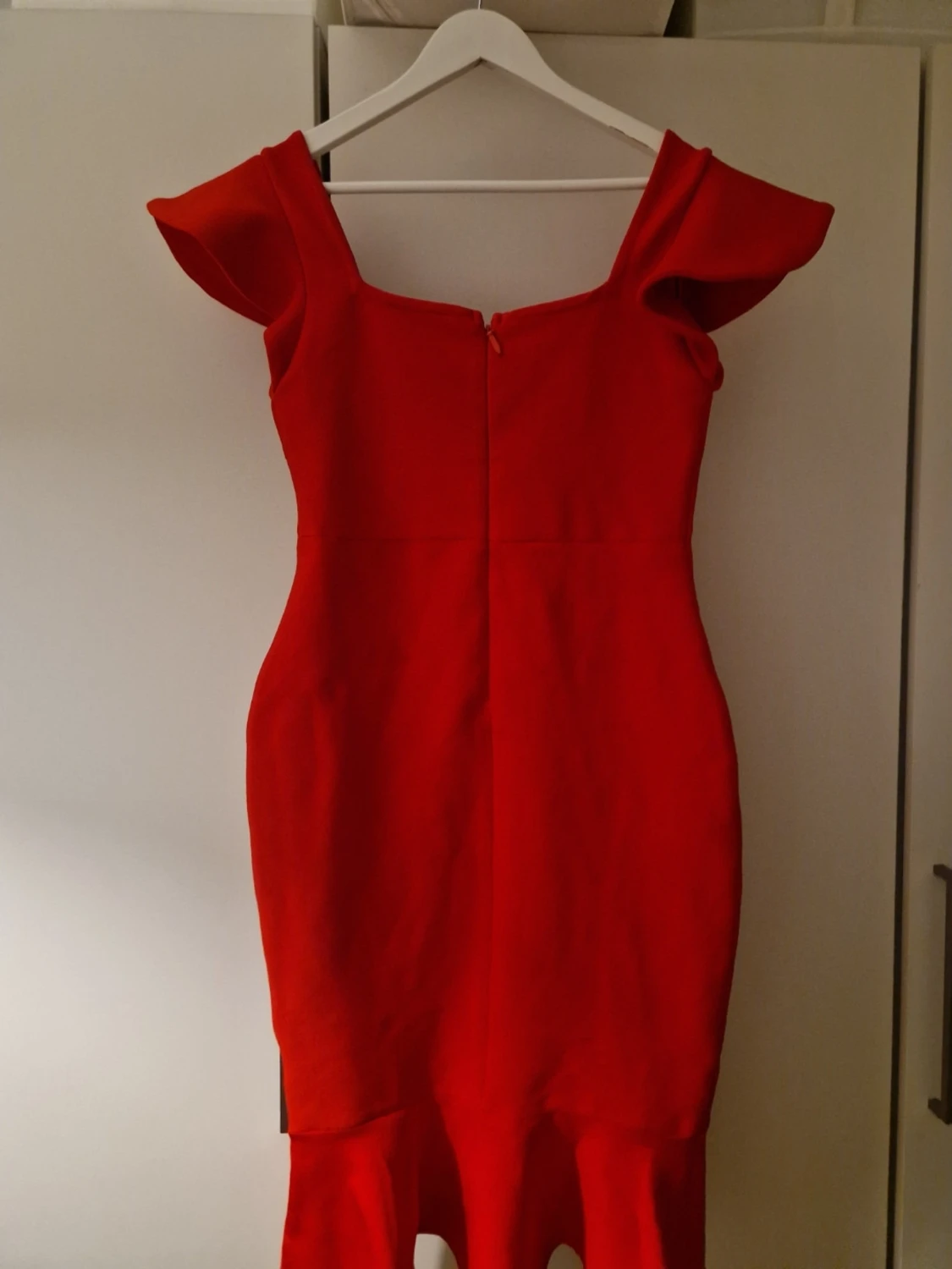 Röd volangklänning med statementärmar - 3