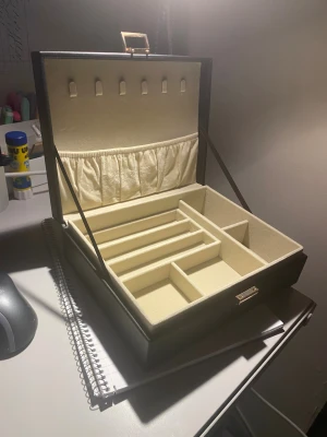 Stort smyckesskrin - SMYCKENA I BILDEN INGÅR EJ! Ett stort smyckesskrin med plats för jättemånga smycken i alla storlekar. Svart och stilrent. Välanvänd men märks knappt. Mått och orginalpris i bilderna