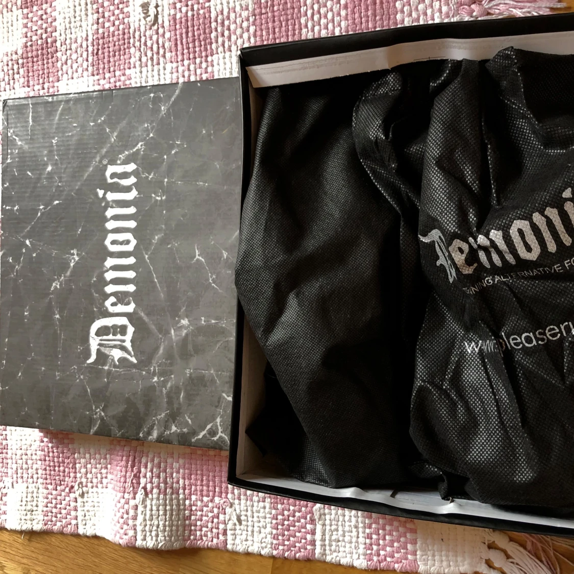 Svarta platåskor från Demonia med leopardmönster - 90