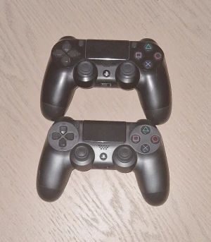 175kr styck PlayStation 4 DualShock 4 kontroller - Två original Sony DualShock 4 kontroller till PlayStation 4. Båda är i gott skick med mindre tecken på användning, alla knappar och spakar ser hela ut. Perfekt för multiplayer-spel eller som extra kontroll.