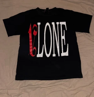Vlone x Palm angels T-shirt - En svart t-shirt från Vlone x Palm angels. Mer info gärna kontakta mig🥰