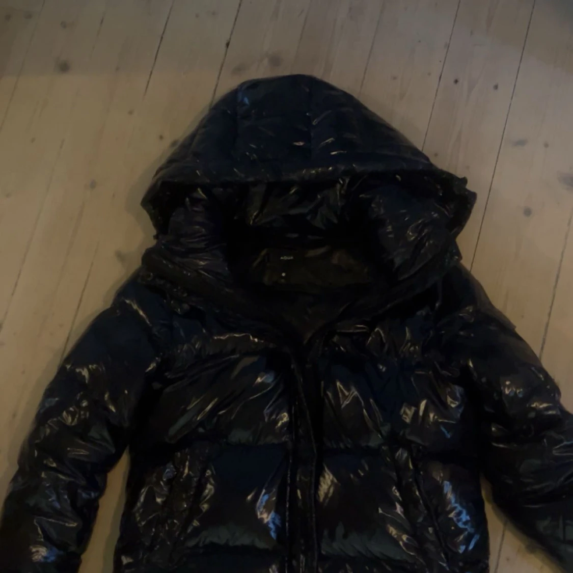 Mörkblå pufferjacka med huva från Aqua - 3