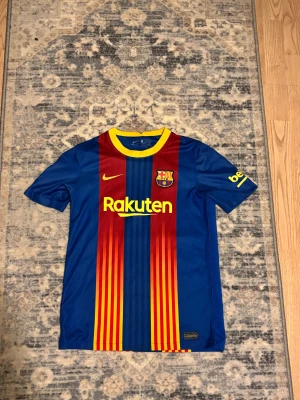 FC Barcelona fotbollströja - Säljer en FC Barcelona matchtröja från Nike i storlek XL kids. Den passar xs/s. Den passar på mig som vanligt vis använder S. Snygg tröja köpt för något år sedan för 900kr. Mitt pris 400kr. 