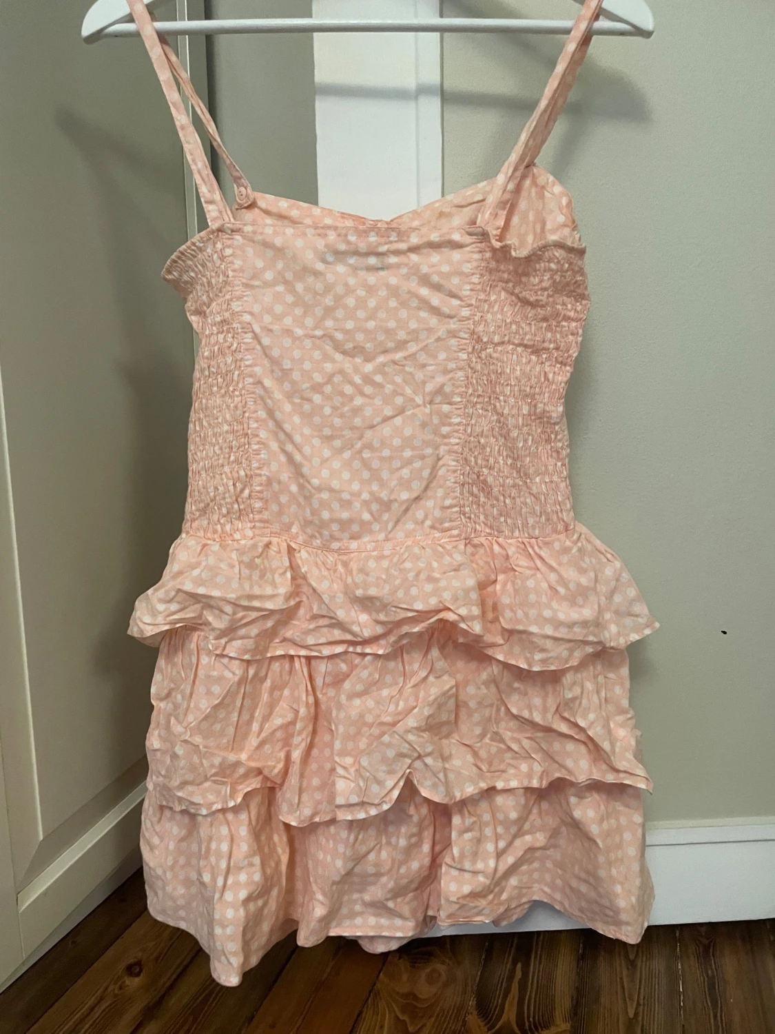 Ljusrosa prickig volangklänning - 2