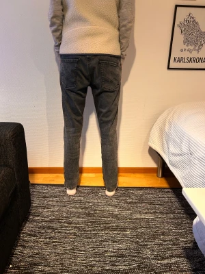 Replay Anbass jeans - Ett par svarta och stilrena replay Anbass jeans. De är i mycket bra skick och i storlek 32:30. Hör av er vid eventuella funderingar!✅💬