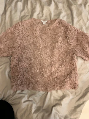 Söt blus med mäster från new yorker - Jättesöt blus från New york er. Rosa/lite lila. Lite genomskinlig nästan aldrig använd. Storlek M men är som en xs/s