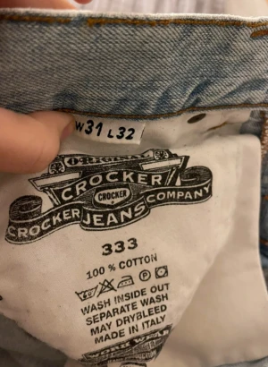 Ljusblå Crocker jeans  - Ett par ljusblå Crocker Jeans Company byxor med bootcut modell. Byxorna har en klassisk femficksdesign och en läderpatch på baksidan. Storlek W31 L33.