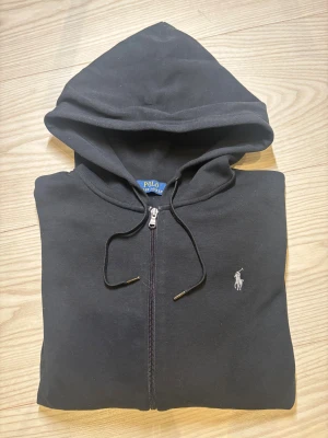 Ralph lauren zip hoodie - Riktigt go och fräsch Ralph lauren zip hoodie i svart | Nypris: 2199kr | Äkta såklart | Storlek: M | Inga defekter eller liknande | Priset är diskuterbart! | Hör av er vid minsta fundering!🙌