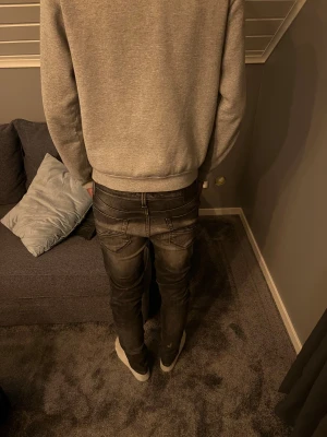 Svart gråa Slim fit Jeans  - Säljer ett snyggt par svart gråa jeans från Jack and Jones | Storlek: W29 L32
