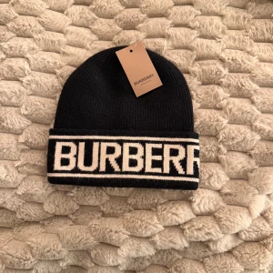 BURBERRY MÖSSA - Svart ribbstickad mössa från Burberry oanvänd nya. Passar båda killar och tjejer. Perfekt för vintern ❄️kan fraktas samt mötas upp