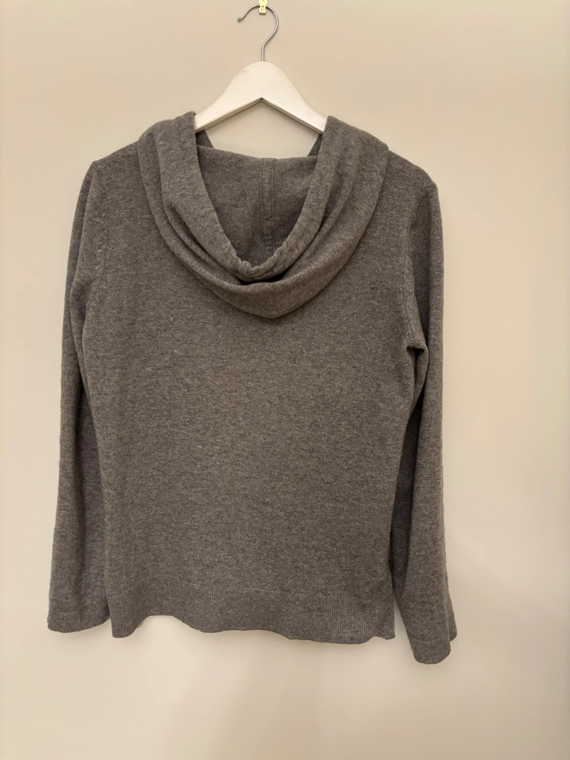 Grå hoodie i kashmir från Massimo Dutti - 3