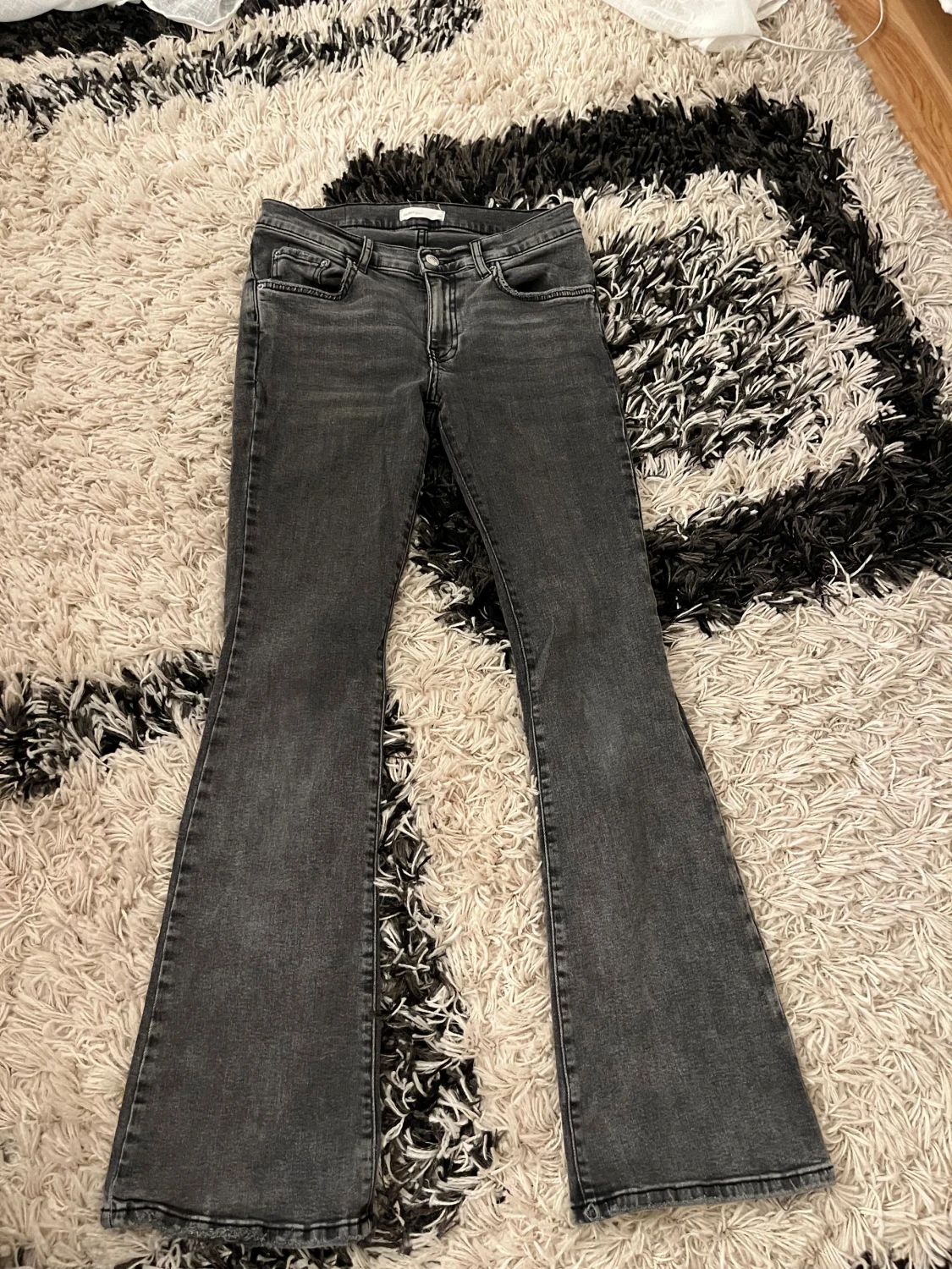 Grå bootcut jeans från Gina  - 1