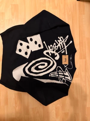 Nike x Stussy Knit Sweater Natural black - Nike x Stüssy Knit Sweater – Natural/Black (Limited Edition) Pris: 2500 kr Storlek: [ange storlek]  Säljer denna exklusiva Nike x Stüssy Knit Sweater i färgen Natural Black. Tröjan är helt oanvänd – jag köpte den men den visade sig vara för liten för mig, så den har bara legat i garderoben.  Det här är en av de mest eftertraktade Stüssy x Nike–stickade tröjorna, med premium känsla, tung stickning och ikonisk logga framtill. Perfekt för dig som vill ha något både streetwear-igt och tidlöst.