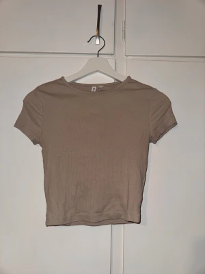 Beige ribbad T-shirt från hm - Säljer en beige croppad topp från hm i storlek S. 