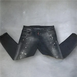 DSQUARED2 - Hej! Säljer dessa  jeans i storlek w33.  De är varsamt använda och i mycket fint skick, 9/10. Nypris var 3000+, säljs för 699. Hör gärna av dig vid minsta fråga eller om du vill ha fler bilder! 🙌 