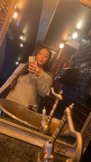 Off the shoulder tröja - Jag säljer just nu en off the shoulder stickad tröja från Gina Young som jag inte längre tycker om för att det inte riktigt är min stil men jag hoppas att den kommer till rätt hem 