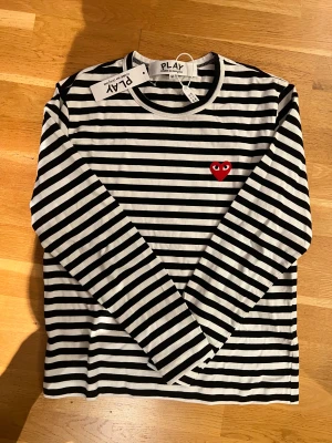 Ny CDG long sleeve. - Ny Comme des Garçons Play Long sleeve, tröjan är i M men sitter som S. Hör av dig vid frågor!
