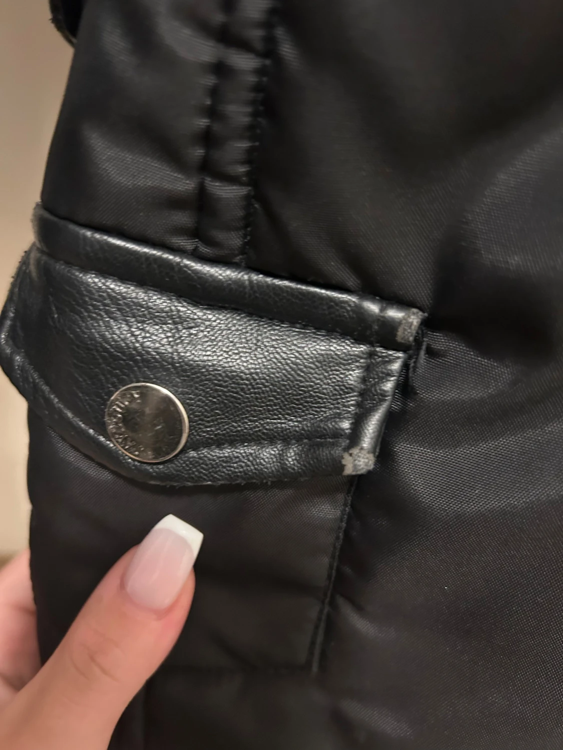 Svart pufferjacka med päls från Jayloucy - 1