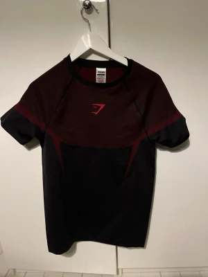 Röd Gymshark ONYX V5 - Säljer en oanvänd Gymshark onyx v5 i röd.