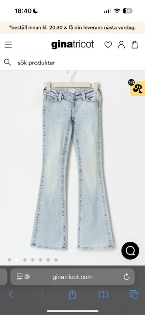 Ljusblå bootcut jeans från Gina Tricot - Säljer ett par ljusblå bootcut jeans från Gina Tricot med snygg broderad detalj på bakfickorna. Dom är mycket lågmidjade och i mycket bra skick!! Skriv för flera bilder💕💕