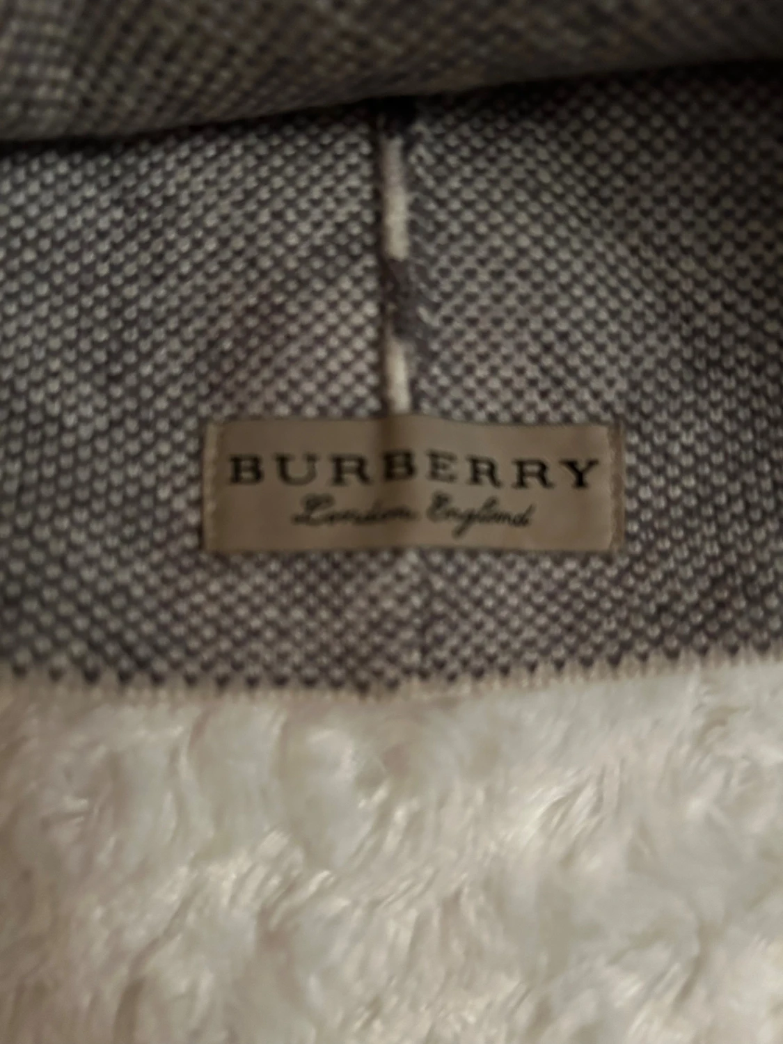 Burberry mössa med hjärtmönster - 1