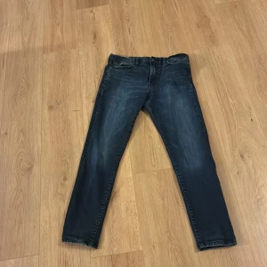 Polo Ralph Lauren - Snygga mörkblå jeans från Polo Ralph Lauren med klassisk femficksdesign och diskret röd broderad logga vid fickan. Jeansen har raka ben och är tillverkade i slitstarkt bomullsmaterial med lätt tvättad look. Perfekt för dig som gillar stilrena och tidlösa jeans.