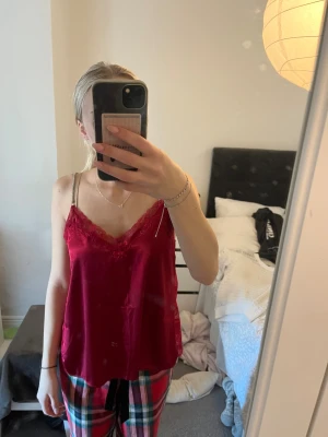 Spets topp - Röd topp från new yorker, nästan aldrig använd. Finns ingen lapp i men jag har vanligtvis storlek xs och den passar bra på mej☺️