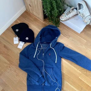 Polo Ralph lauren zip hoodie  - Säljer nu min Ralph lauren full zip hoodie som är stilren och perfekt till vintern❄️, den är varm inuti och är i storlek xs men jag själv tror att det är storlek S eller M eftersom den passar på mig som är 180cm ungefär!! Köpt är köpt✅✅           Fraktar så snabbt så möjligt, oftast inom 24h📦