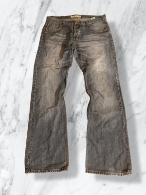 Eagle flared jeans - Extremt goa ”småflared” jeans. Perfect flared men sticker inte ut för mycket. Passar. Svårt att läsa av men tror det står W34. Passar 32