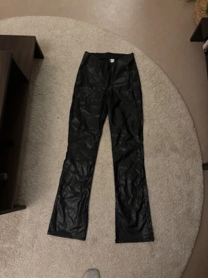 Skinn byxor  - Fina skinn byxor med slits