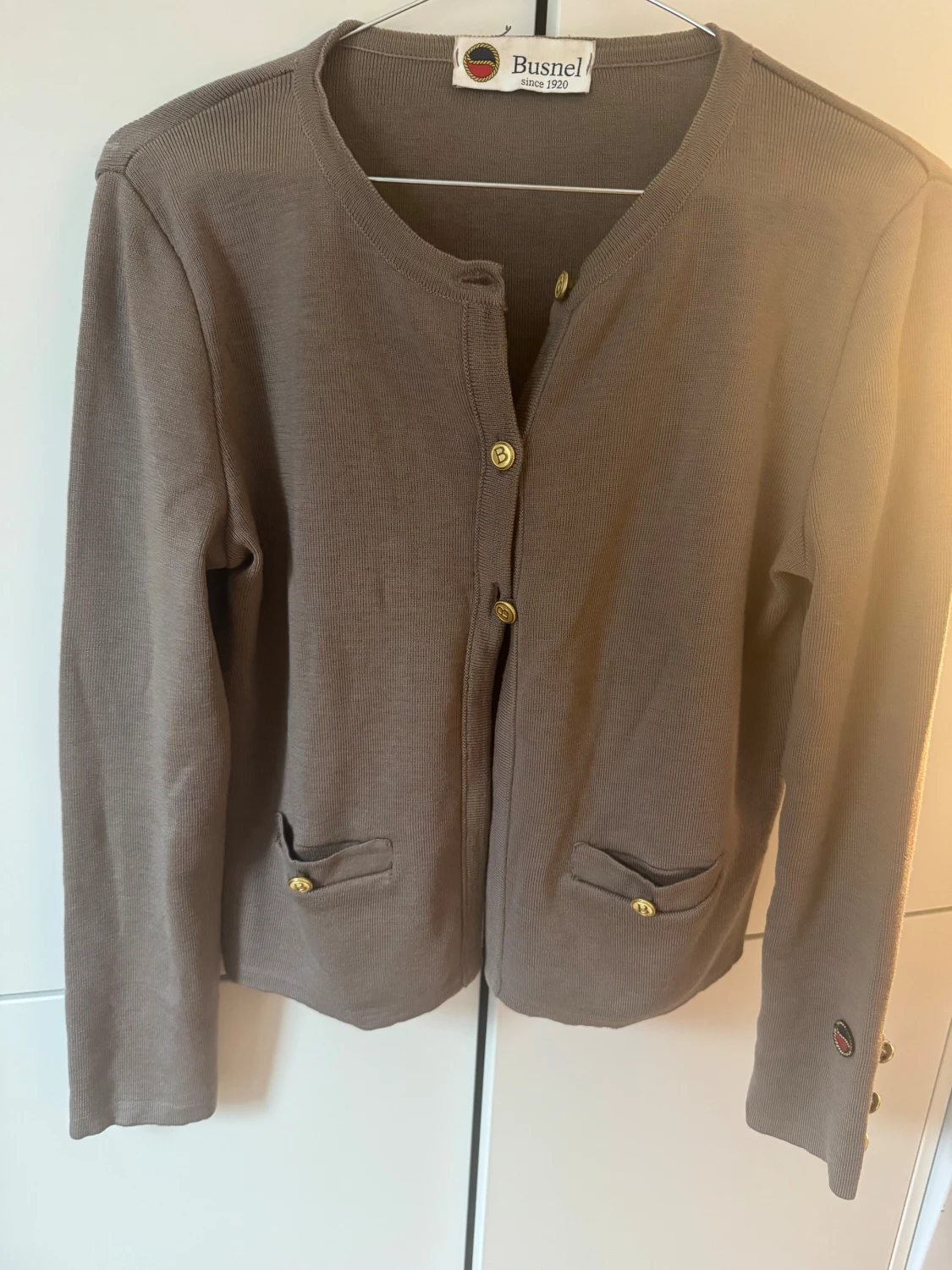 Khaki/brun kofta från Busnel med guldknappar