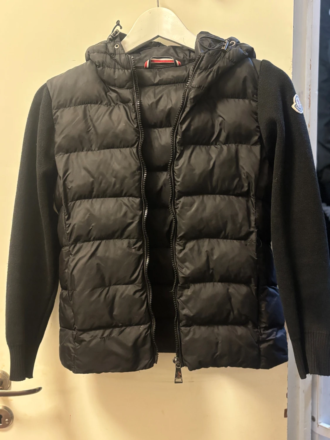 Svart pufferjacka från Moncler
