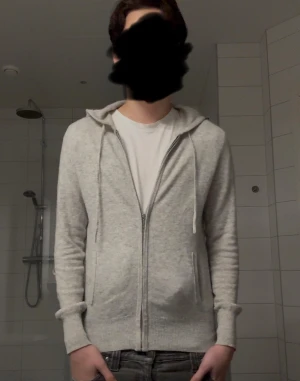 Kashmir hoodie Soft Goat XS - Kashmir Soft Goat i storlek XS. 9/10 skick 2 små defekter jätte små hål som är ihop syda. SKICKAR DIREKT. Pris kan diskuteras genom snabbaffär