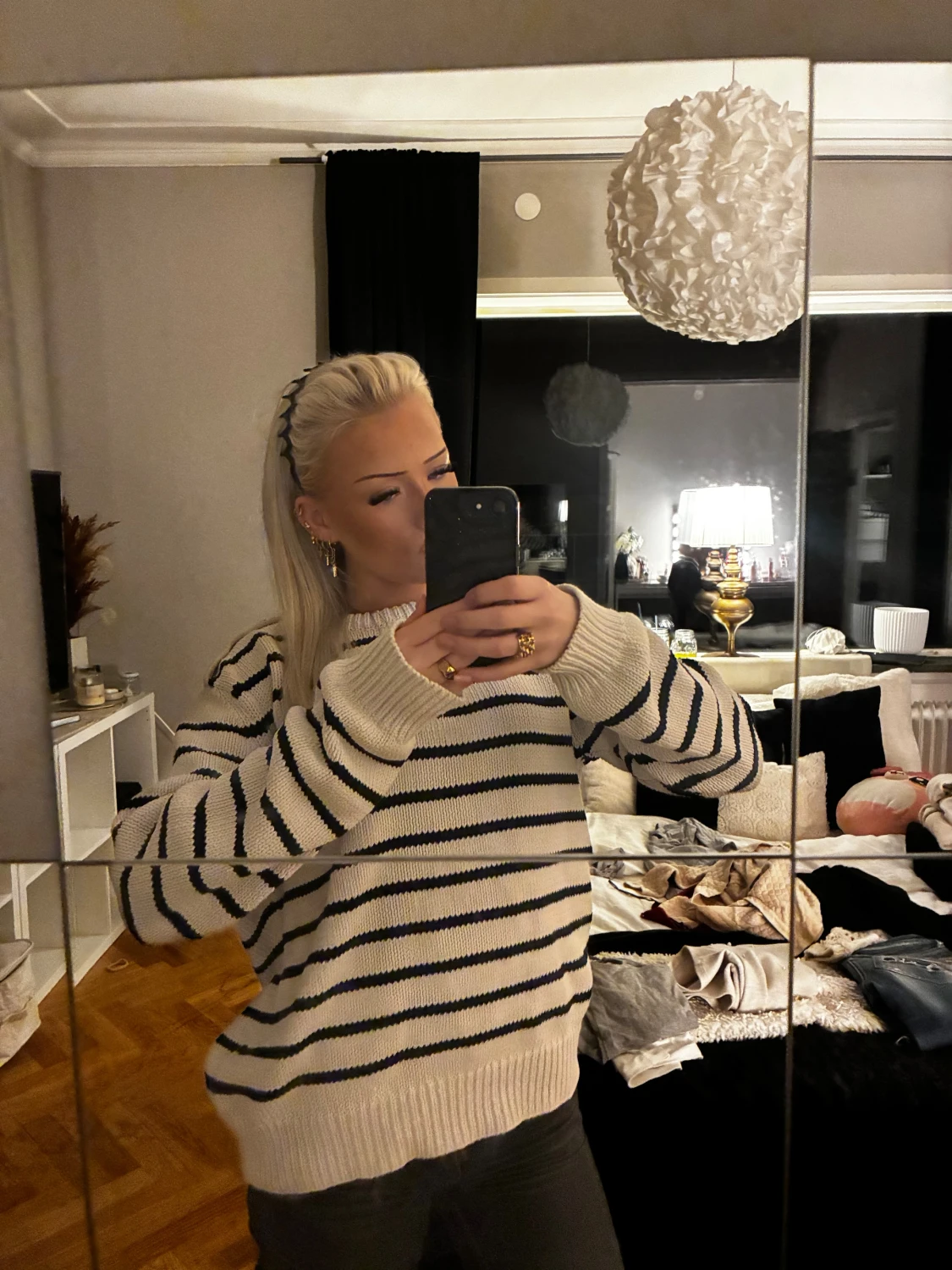 Randig stickad tröja i offwhite och svart - 1