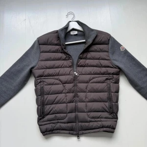 Moncler Cardigan - Tjena säljer nu en mycket fin grå Moncler Cardigan, använd ett fåtal gånger, har inga defekter. Den är storlek M/2, har du någon fundering är de bara till att höra av sig, ge även gärna prisförslag!!