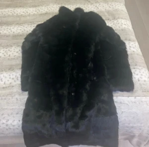 Svart pälsjacka från Chiara Forti XS - Säljer en svart pälsjacka från Chiara Forti Exclusive i storlek XS. Jackan har en fluffig och lyxig look med mjukt pälsmaterial på utsidan och glansigt foder på insidan. Perfekt för dig som vill ha en statement piece med snygg siluett och klassisk svart färg.