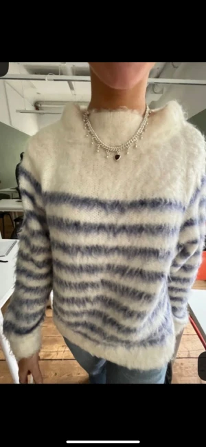 Mohair tröja hm  - Säljer nu min så otrooooligt snygga och unika stickade tröja i mohair!! Tröjan är från hm och finns inte att köpa längre!!!  💞💞