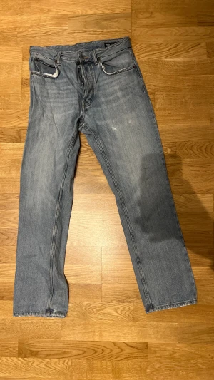 Zara - ljusblå jeans - Jag säljer ett par raka jeans från Zara. Eventuella defekter finns på bild 3 och 4 