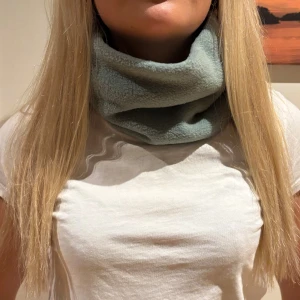 Ljusgrå fleecehalsduk - Mjuk och skön ljusgrå halsduk i fleece som sitter tajt runt halsen och håller dig varm. Perfekt för kyliga dagar och enkel att matcha med olika outfits. Stilren design utan mönster eller detaljer. FINNS ÄNDAST 4 KVAR I DENNA FÄRG!