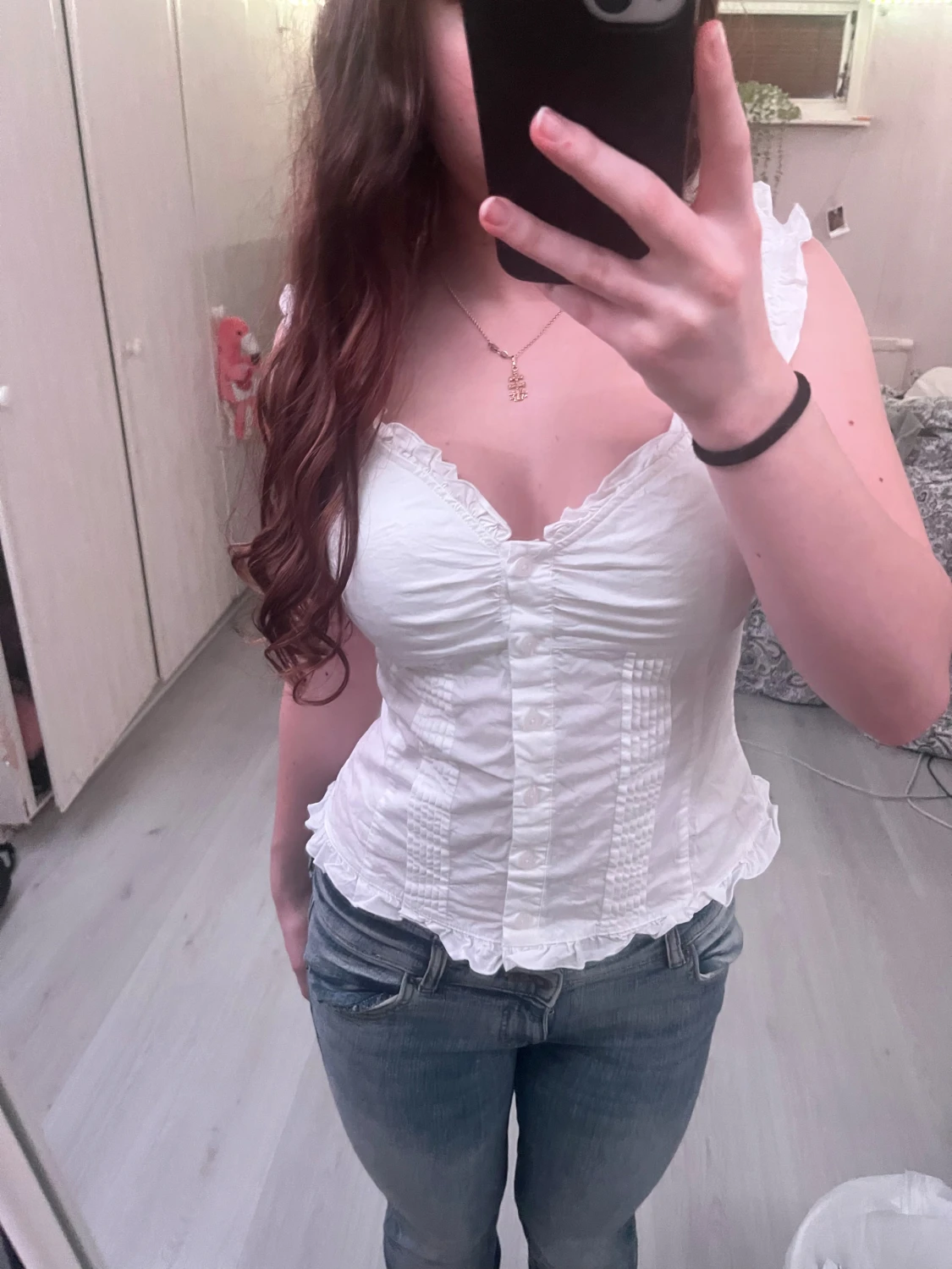 Vit blus med volang och knappar - 2