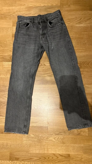 Zara jeans - Jag säljer ett par gråa raka zara jeans. Eventuella defekter finns på bild 3