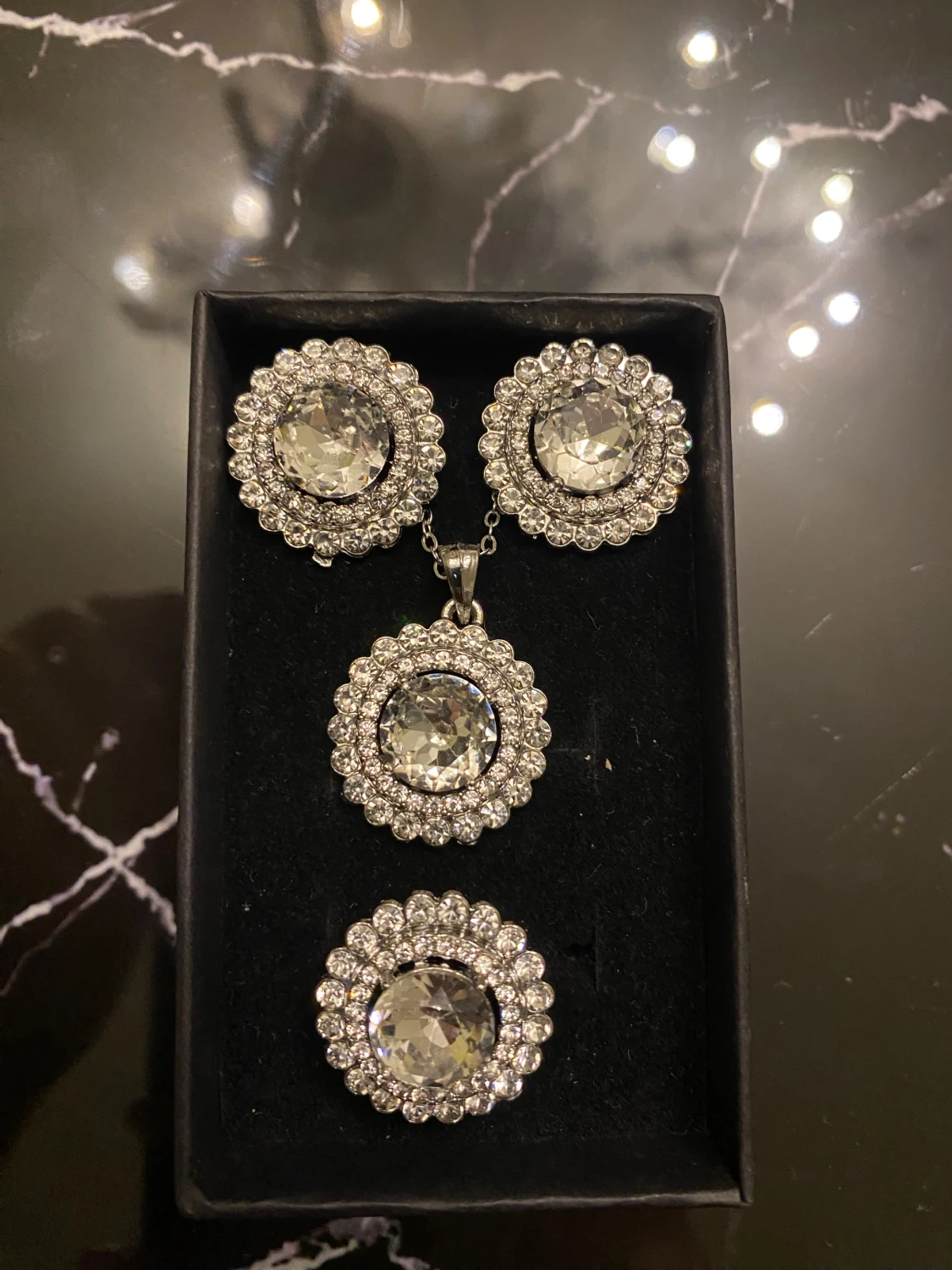 Smyckesset i presentask