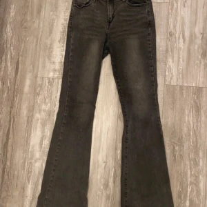 Svarta bootcut jeans - Snygga svarta jeans med bootcut passform och klassisk femficksdesign. Hålet syns inte när man har på sig jeansen!💕