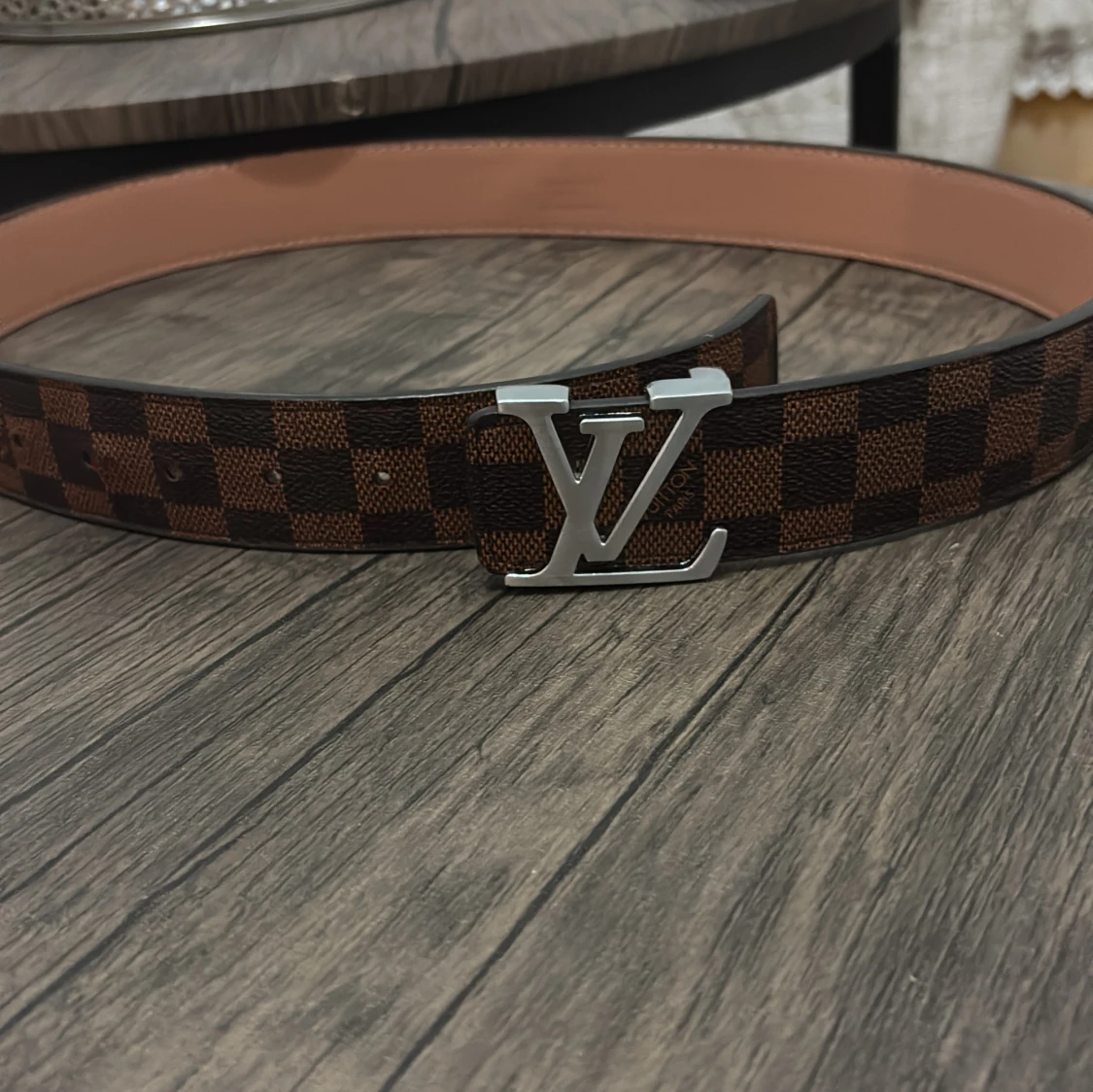 Säljer en svart brun bält fin